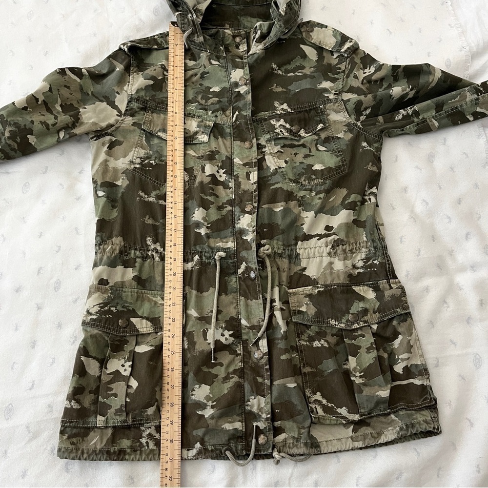 Aritzia Talula Hooded Camouflage Print Utilitarian Cargo Jacket - Size Medium - Picture 13 of 16